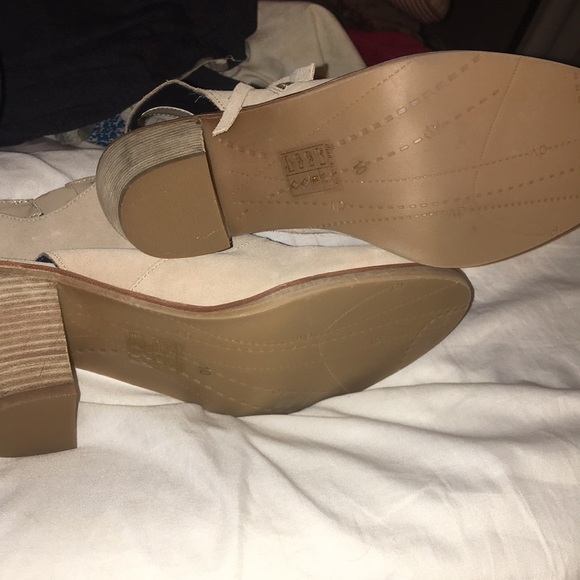 DOLCE VITA
Daylon Suede Bootie - Picture 6 of 11